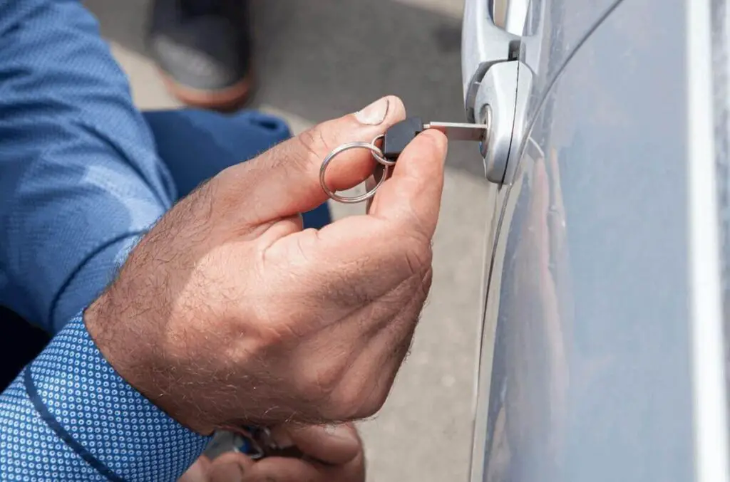 manual key won't unlock car door - jammed door latch